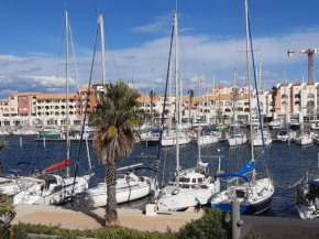 T2 Port Leucate avec vue sur les voiliers